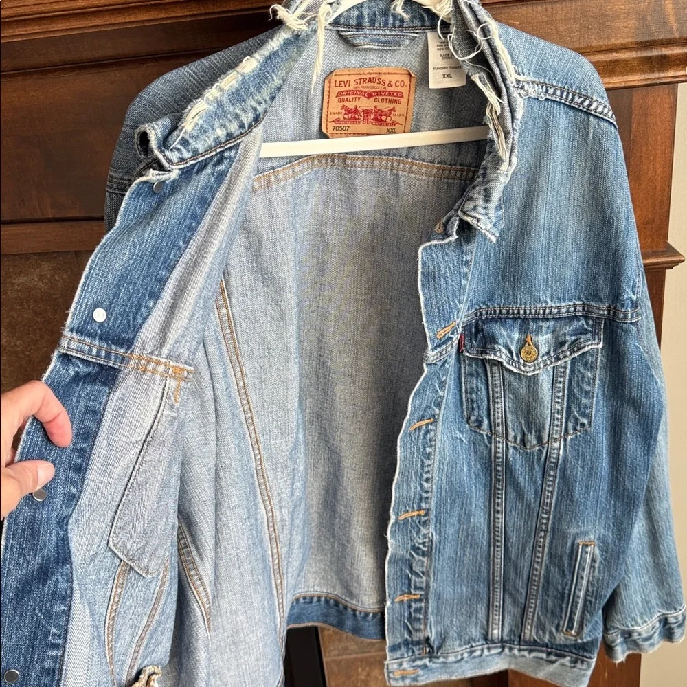 Levis thrashed distressed